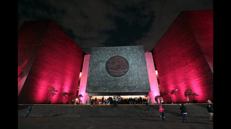 Frontispicio de la Cámara de Diputados se ilumina de rosa con motivo del Día Internacional de la Lucha contra el Cáncer de Mama