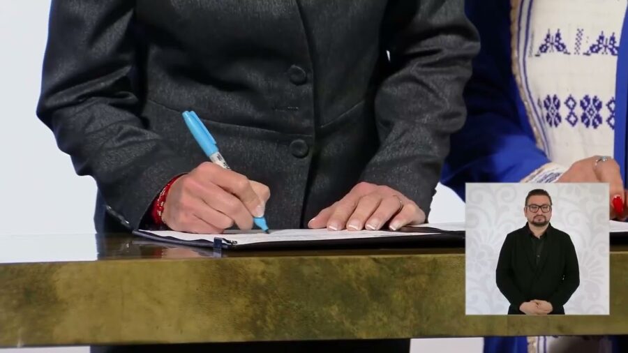 Firma Pemex y CFE empresas del pueblo de México