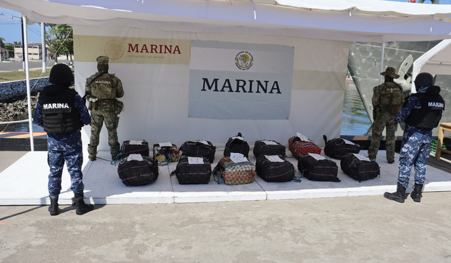 Marina asegura en la mar aproximadamente 590 kilogramos de presunta cocaína y detiene a dos presuntos infractores de la ley en Chiapas