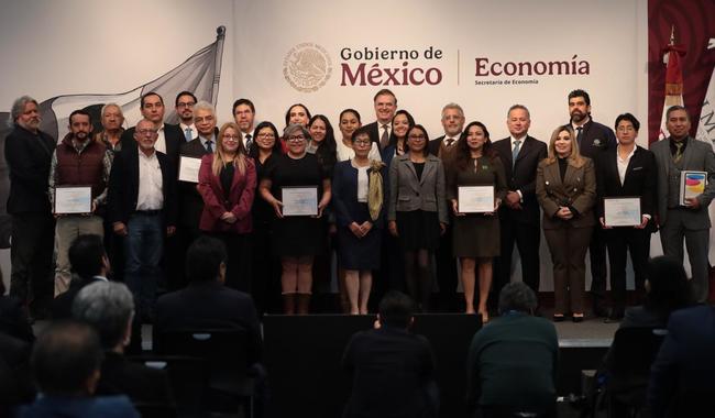 El secretario de Economía Marcelo Ebrard entrega Premios IMPI a la Innovación Mexicana