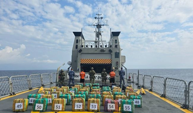 Marina asegura en la mar cerca de dos toneladas de presunta cocaína, frente a las costas de Chiapas