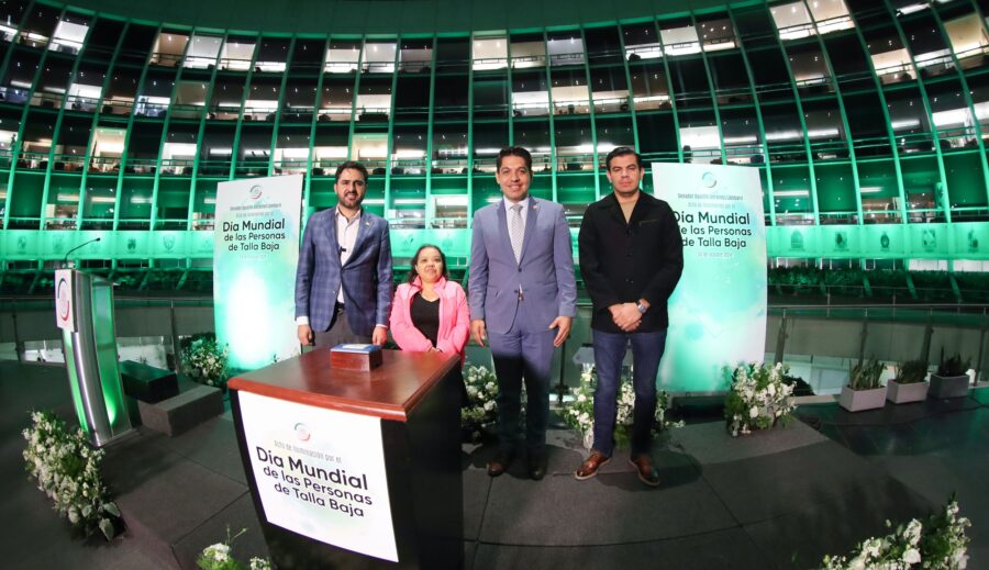 Iluminan Senado de color verde por el Día Mundial de las Personas de Talla Baja