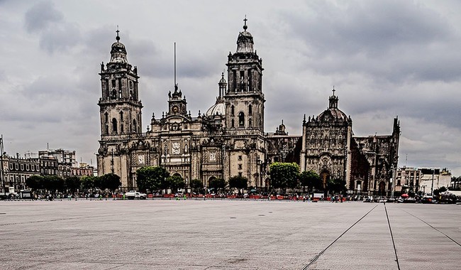 Reinstalan placas conmemorativas a los descubrimientos de la Cloatlicue y las piedras del Sol y de Tízoc, en el Zócalo capitalino