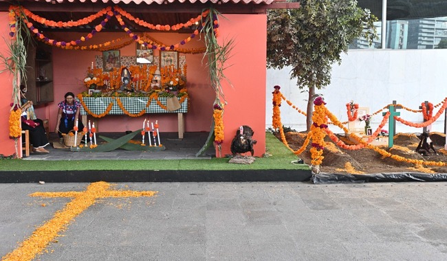 Con su tradicional ofrenda, el Museo Nacional de Antropología difunde el culto a los fieles difuntos de Santa Ana Hueytlalpan, Hidalgo