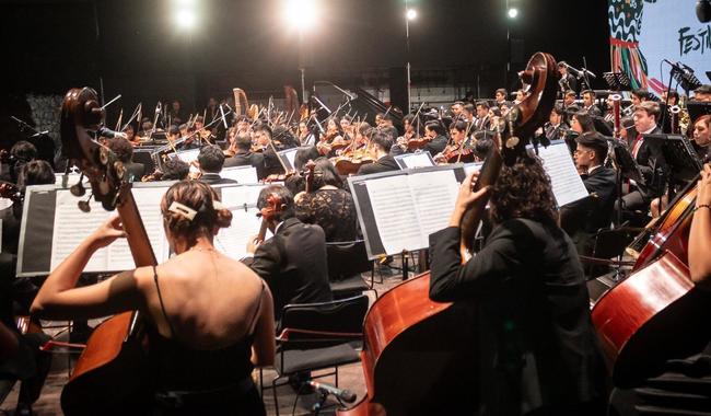 La Orquesta Escuela Carlos Chávez y Horacio Franco armaron una “Fiesta cervantina” con danzones, un paso doble, zarzuela y algo de ópera