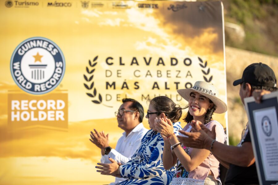 Josefina Rodríguez entrega el Récord Guinness a clavadistas de La Quebrada, por el clavado de cabeza más alto del mundo