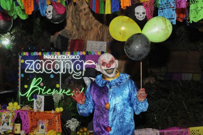 Disfrutan familias mexiquenses una noche de muertos en el Parque Ecológico “Zacango”