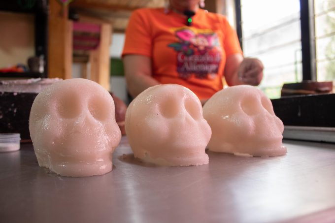 Calaveritas de azúcar dan identidad y orgullo al EdoMéx; este año destacan las “michiveritas” y “lomiveritas” para recordar a las mascotas