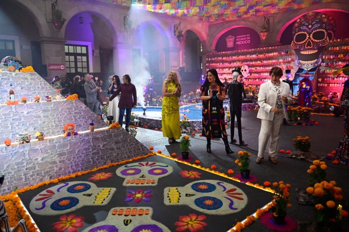Invita Gobernadora Delfina Gómez Álvarez a visitar la Ofrenda Monumental de Día de Muertos en Palacio de Gobierno