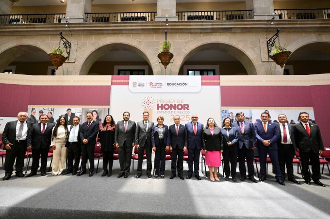Anuncia Gobernadora Delfina Gómez Álvarez 2 mil basificaciones al magisterio mexiquense; entrega la Presea de Honor Estado de México