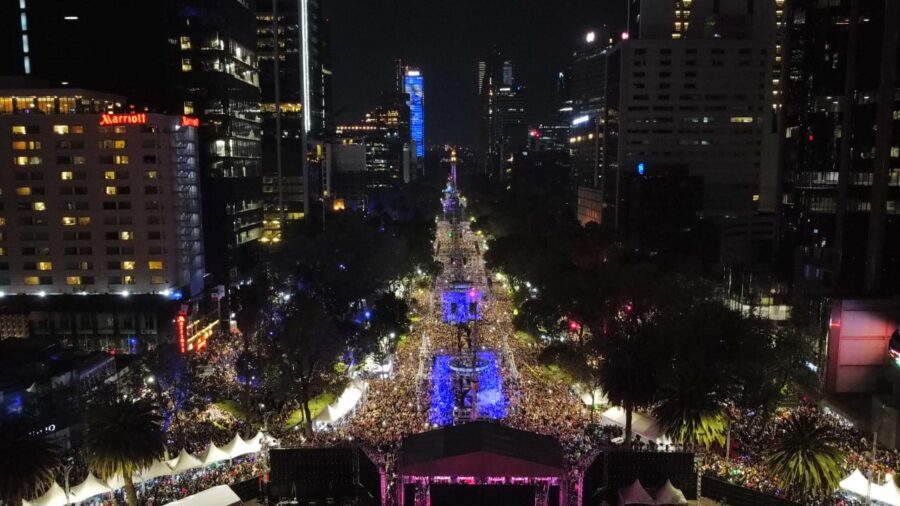 CELEBRAN MÁS DE 200 MIL PERSONAS LA LLEGADA DEL AÑO NUEVO EN LA DISCOTECA MÁS GRANDE DEL MUNDO CON POLYMARCHS EN PASEO DE LA REFORMA