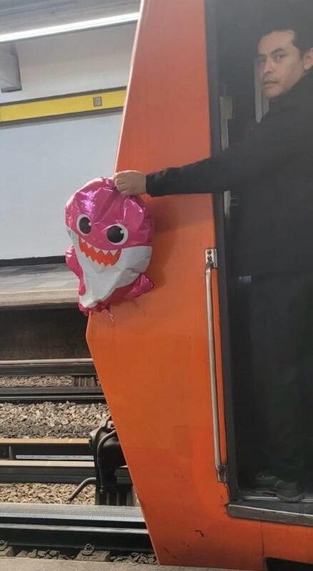 Llama el STC Metro a los usuarios a evitar que globos u obsequios metálicos, por 14 de febrero, caigan a vías