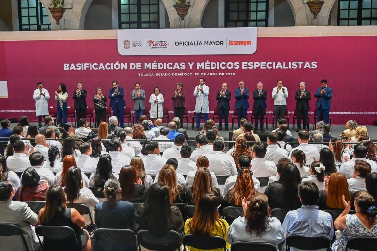 Fortalece Gobernadora Delfina Gómez Álvarez al ISSEMyM; entrega basificaciones a médicos especialistas en ginecología, pediatría, urgencias, cirugía general y nefrología