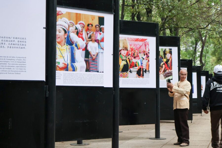 Expone Gobierno de la Ciudad de México el esplendor de los trajes típicos de 56 grupos étnicos de China