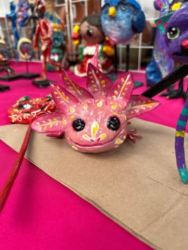 Entre carrizo, papel y cartón artesanos del EdoMéx dan vida a piezas como máscaras, piñatas y alebrijes