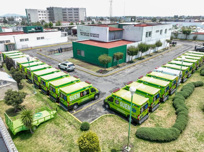 Entrega Gobernadora Delfina Gómez Álvarez ambulancias de alta tecnología para atención a pacientes con obesidad mórbida y recién nacidos