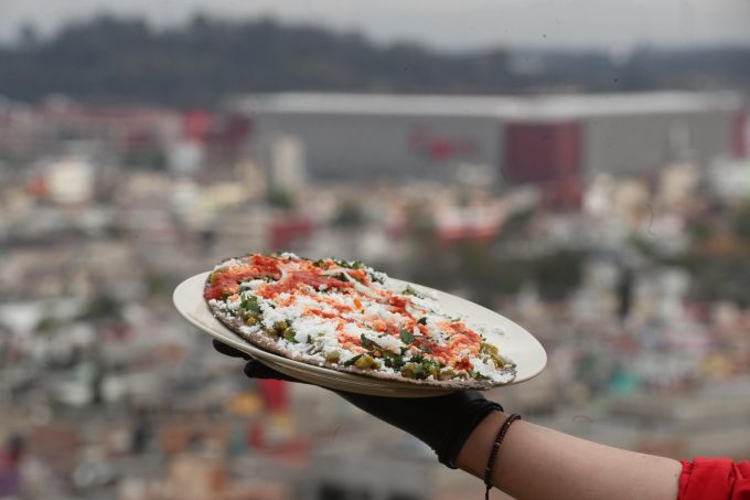Descubre la gastronomía mexiquense; cuenta con platillos como huaraches de maíz azul, chorizo verde y barbacoa cocida en horno de tierra