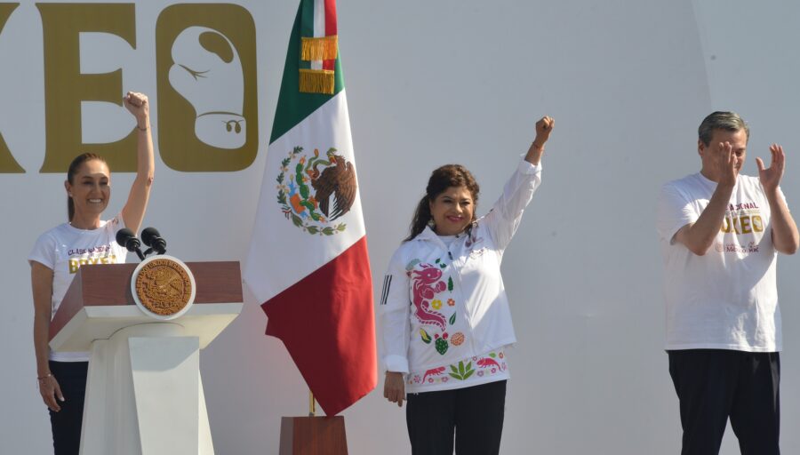 El Zócalo se convirtió en un ring por la paz y en contra de la violencia. La presidenta Claudia Sheinbaum y la jefa de Gobierno Clara Brugada encabezan histórica clase de box con 42 mil asistentes