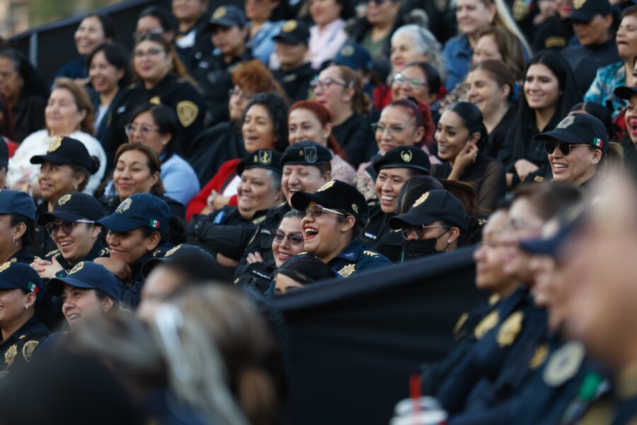 Ofrece Secretaría de Cultura Capitalina función de "Entre Pancho Villa y una Mujer Desnuda" para 650 mujeres policías
