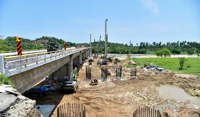 Secretario Esteva Medina supervisa obra de la carretera Salina Cruz-Zihuatanejo