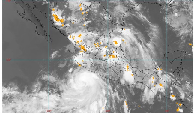 Flossie evolucionó a huracán de categoría 1 en la escala Saffir-Simpson, a 220 km al sur-suroeste de Punta San Telmo, Michoacán