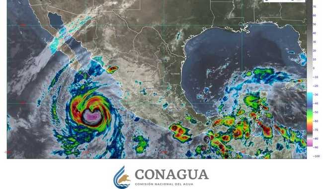 Priscilla se ubica a 445 km al sur-sureste de Baja California Sur