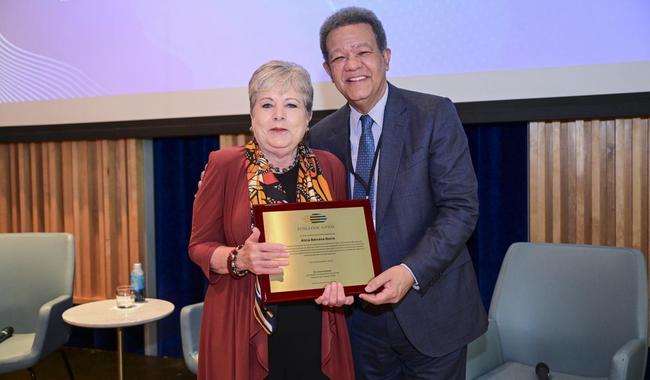 Reconocen en Nueva York la trayectoria internacional de Alicia Bárcena