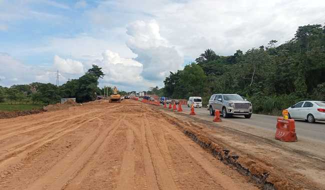 Supervisa secretario Jesús Esteva trabajos de modernización de la carretera Macuspana-Escárcega
