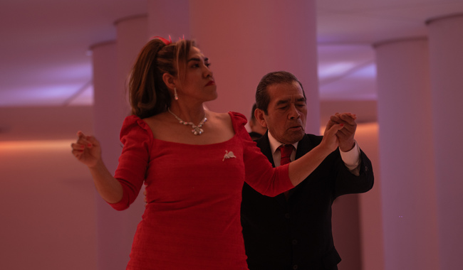 EL BAILE SONIDERO CONVIERTE EL CCD EN PISTA DE BAILE PARA CELEBRAR EL CUERPO Y LA RESISTENCIA