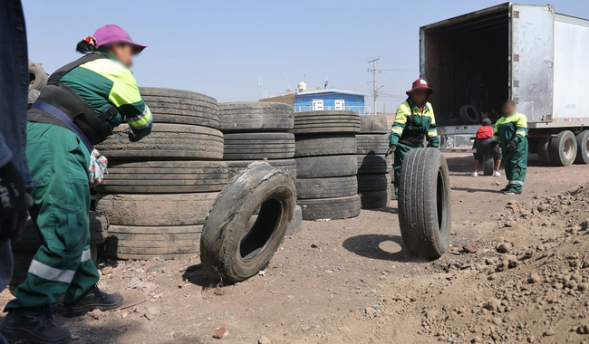 Sacan más de 2,000 llantas usadas del cauce del río Lerma